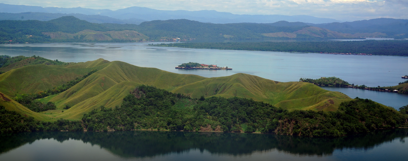 Wisata Papua Danau Sentani