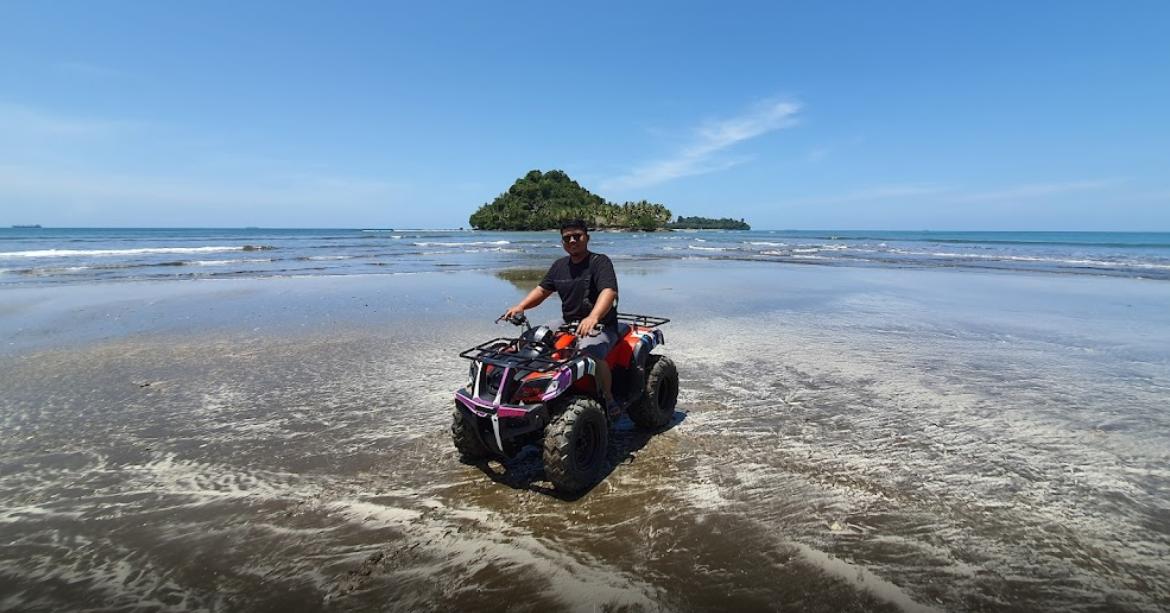 Wisata Pantai Air Manis Padang