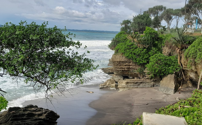 Pantai Batu Hiu