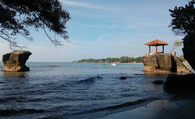 Pantai Karang Bolong